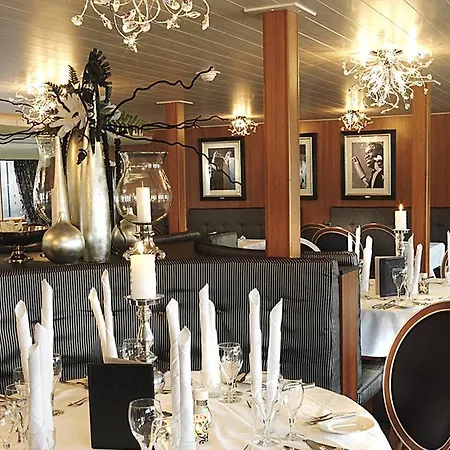 Botel Baxter Hoare Ship 4*